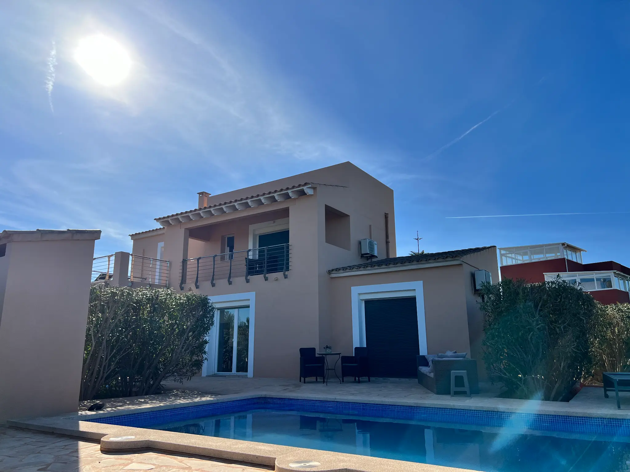 Villa von außen im Sonnenlicht