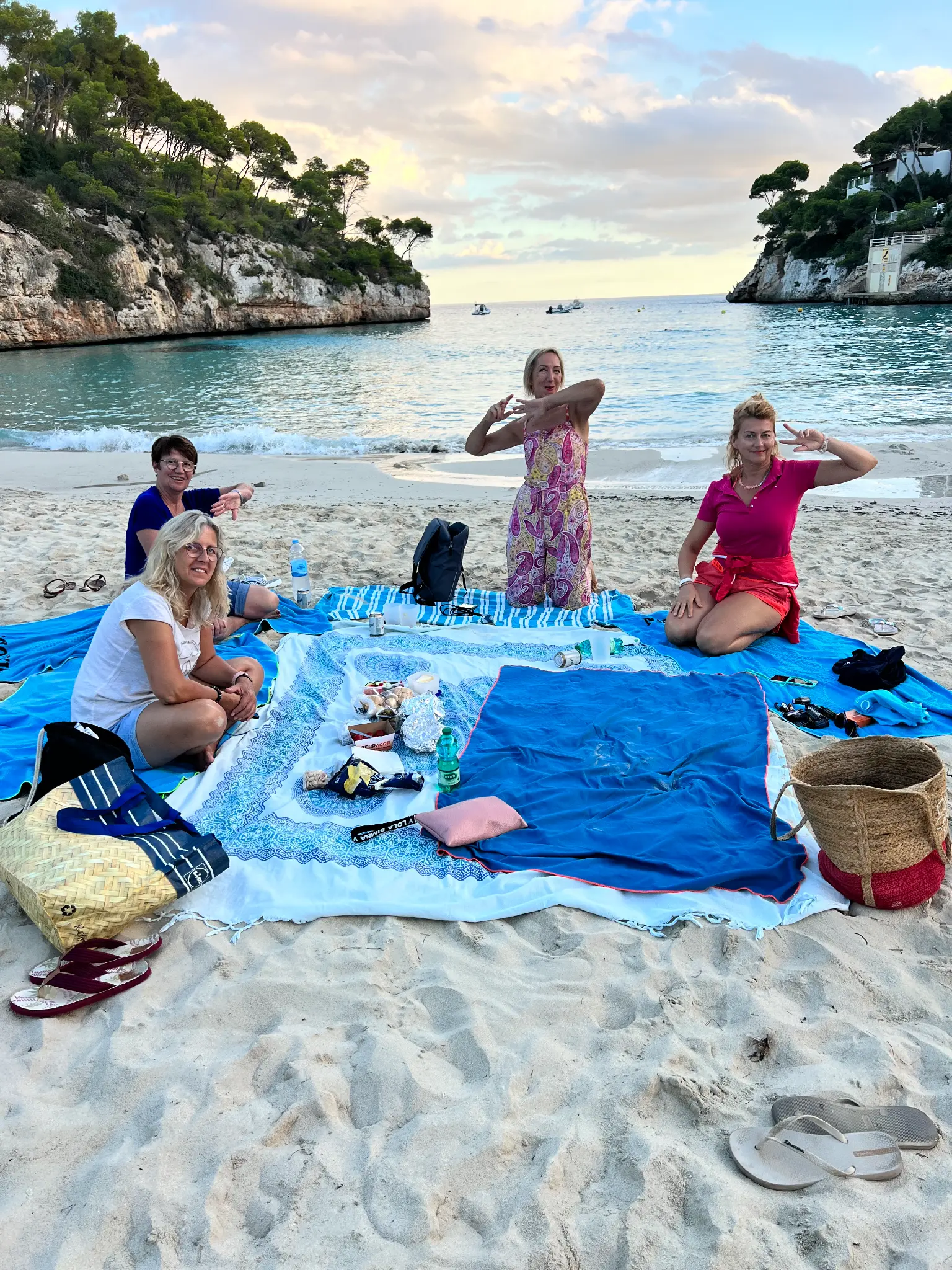 Picknick am Strand bei Sonnenuntergang
