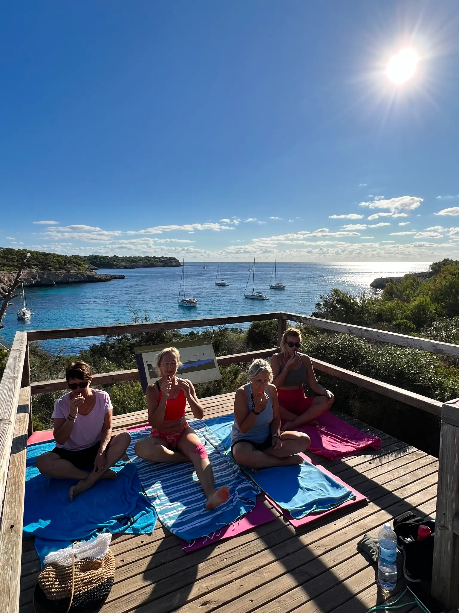 Yoga-Session am Meer – Atemübungen mit Blick auf die Bucht